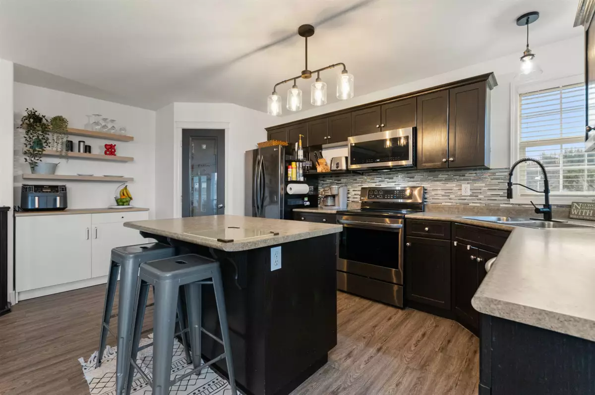 Kitchen Photo of 46303 Valleyview Road, Chilliwack, BC