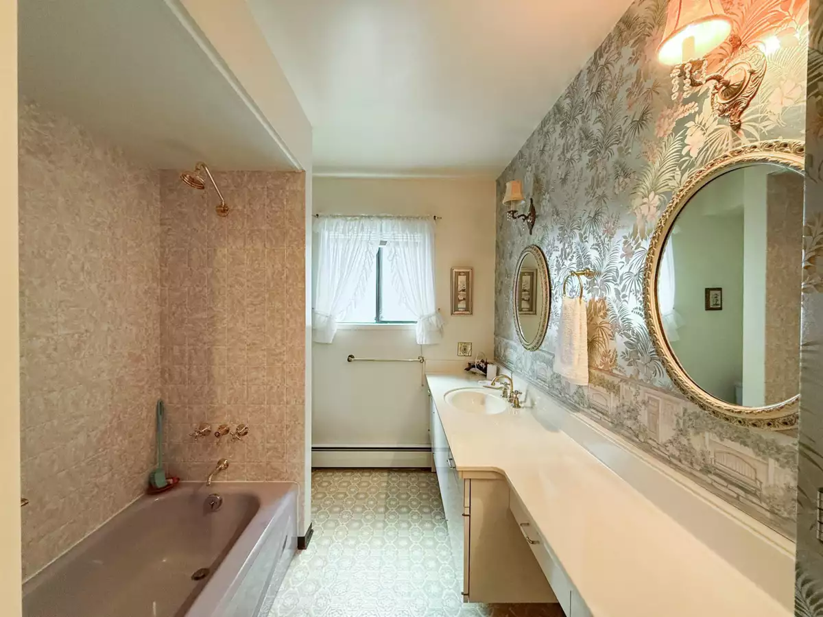 Staircase Photo of 6816 Ontario Street, Vancouver, BC