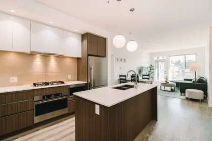 402 516 Foster Avenue, Coquitlam, BC, Coquitlam West — 2 bed apartment/condo for sale