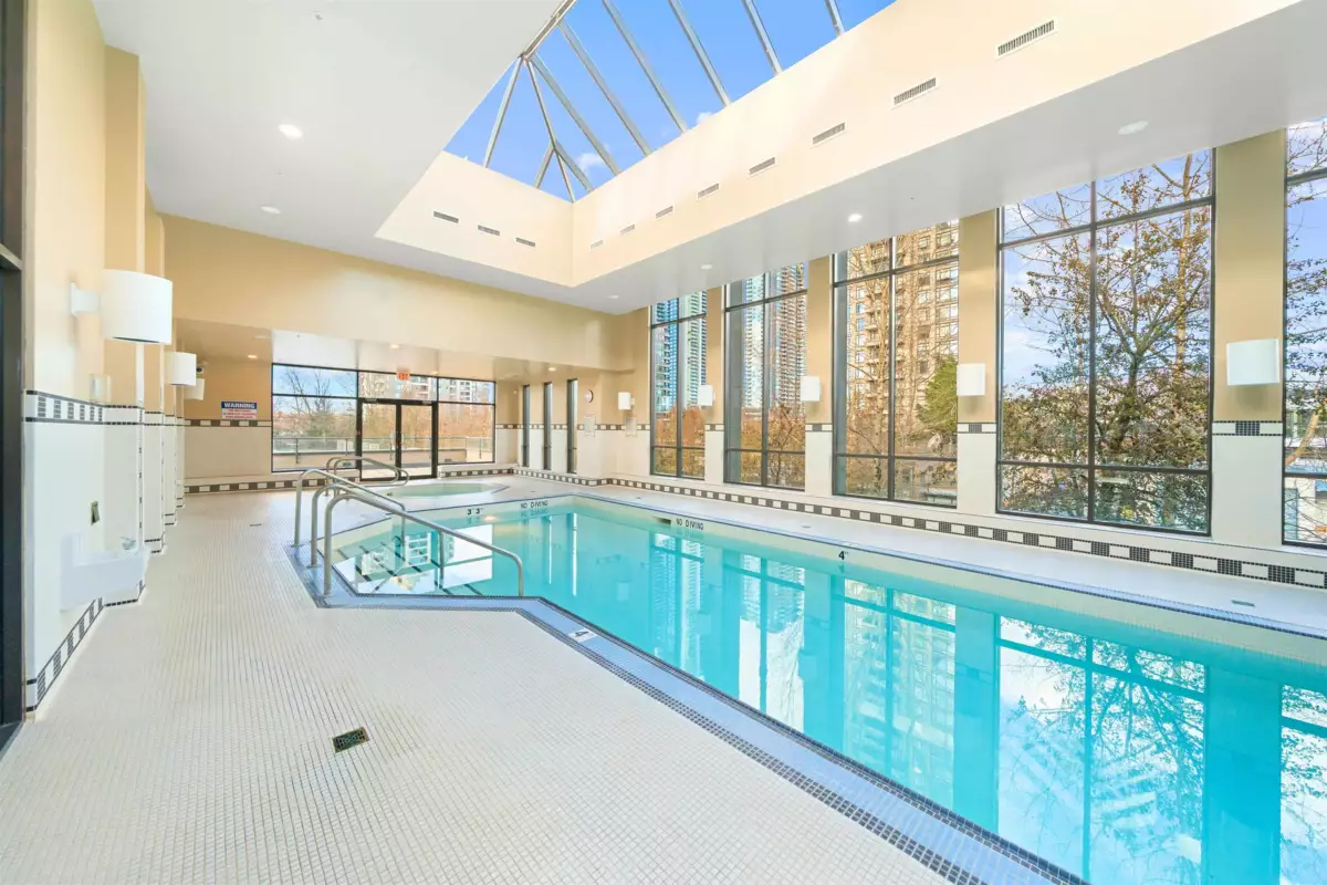 Hallway Photo of 605 2345 Madison Avenue, Burnaby, BC