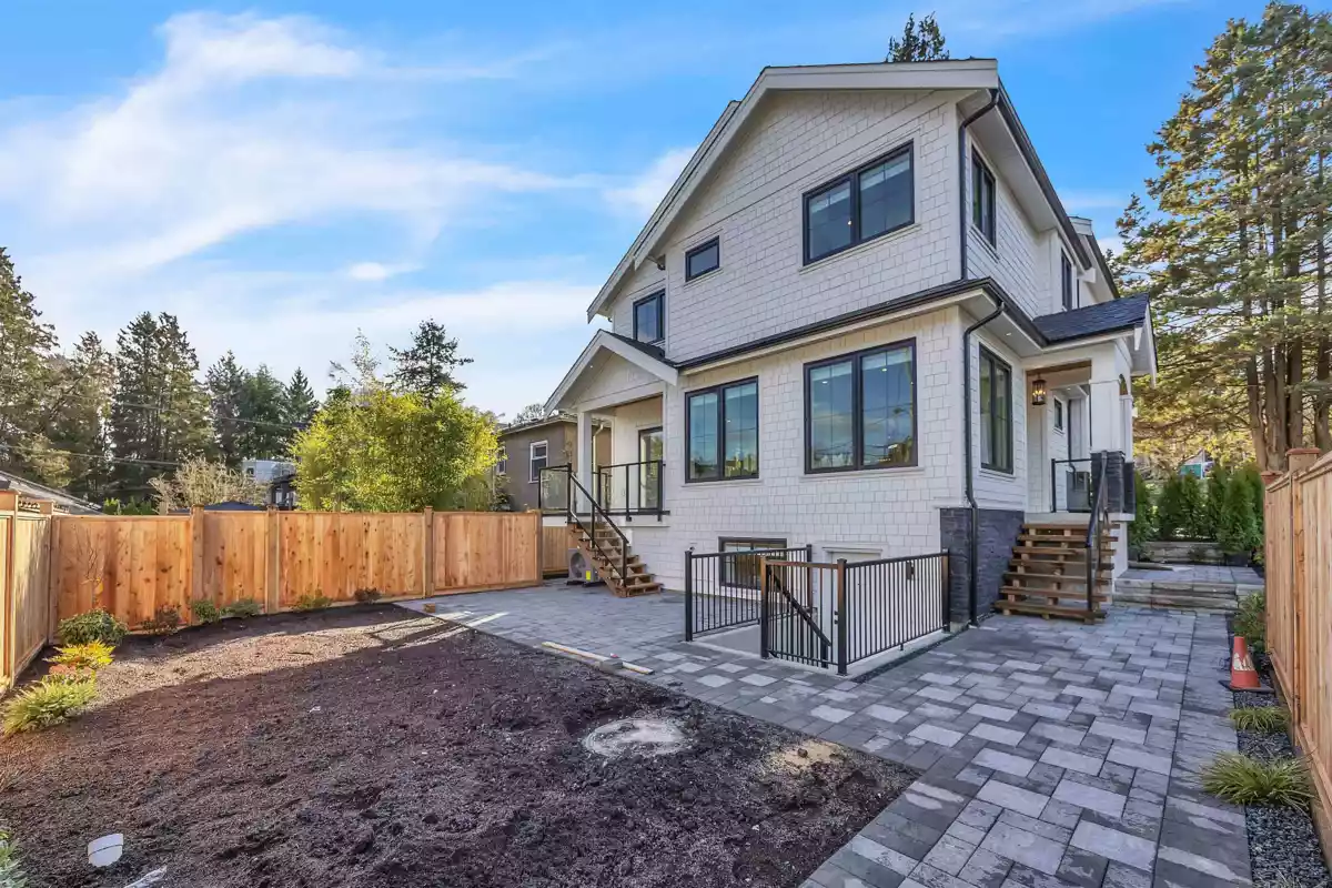 Swimming Pool Photo of 3526 E Lakewood Street, Vancouver, BC