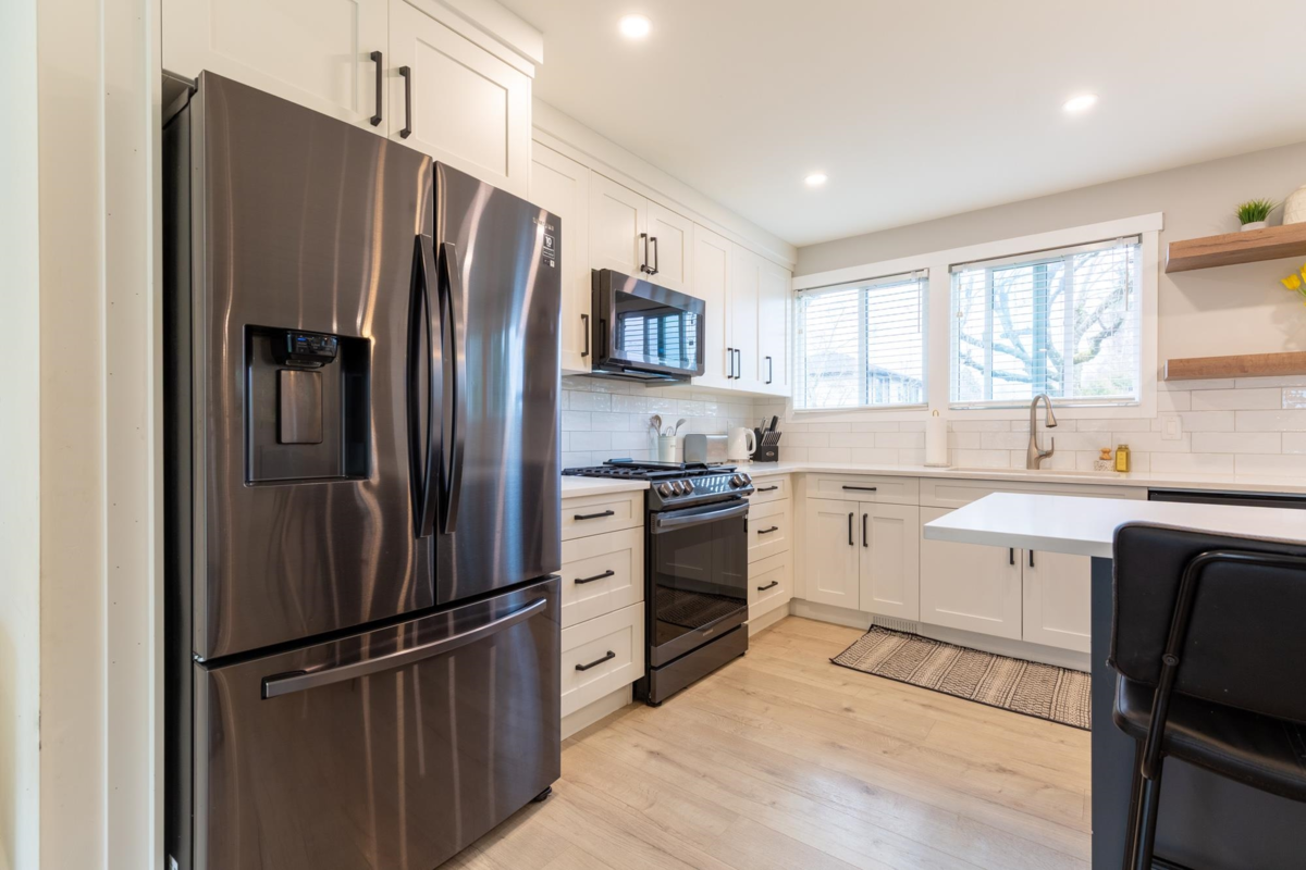 Guest Bathroom Photo of 34324 Mendham Street, Abbotsford, BC