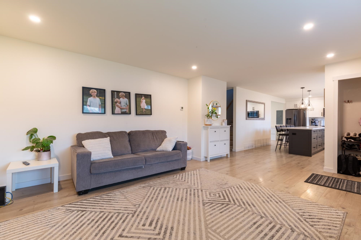 Kitchen Island Photo of 34324 Mendham Street, Abbotsford, BC