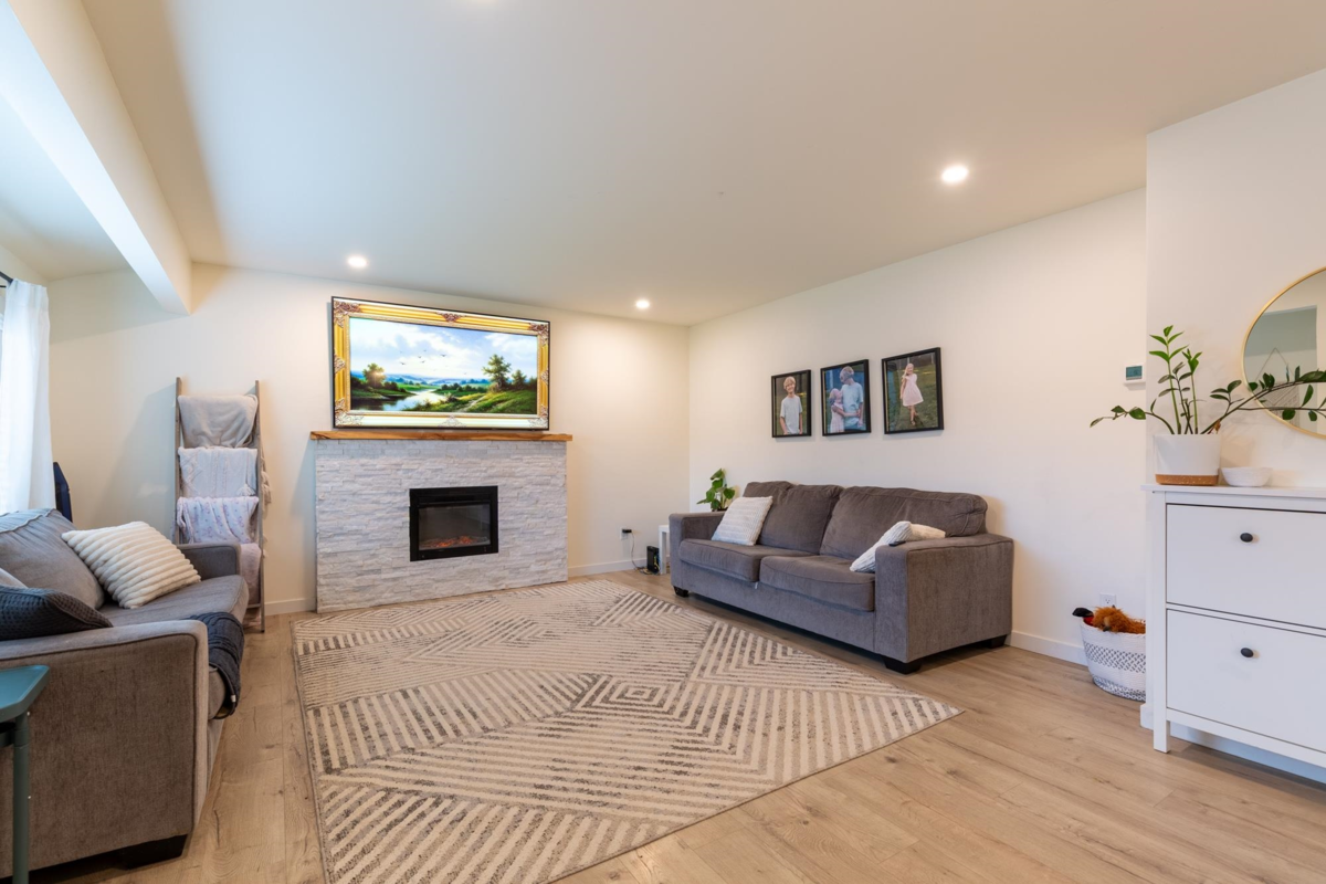 Living Room Photo of 34324 Mendham Street, Abbotsford, BC