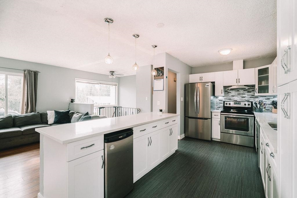 Kitchen Island Photo of 8173 Sumac Place, Mission, BC