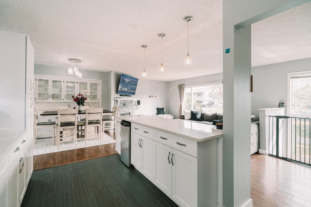 Living Room Photo of 8173 Sumac Place, Mission, BC