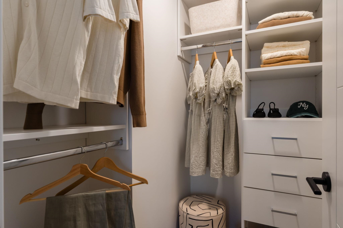 Kitchen Island Photo of 101 30494 Cardinal Avenue, Abbotsford, BC