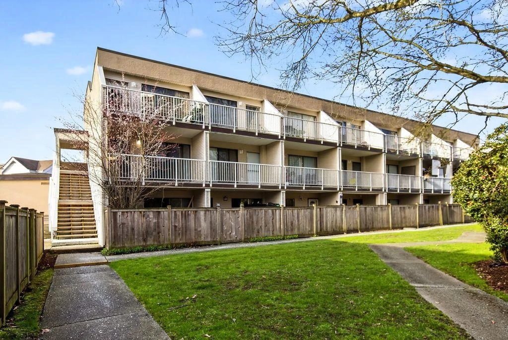 Family Room Photo of 5 17700 60 Avenue, Surrey, BC