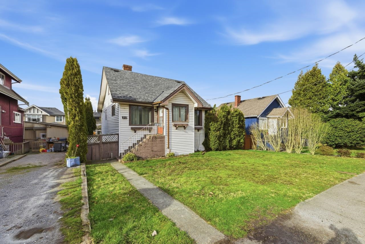 Living Room Photo of 215 Eighth Avenue, New Westminster, BC