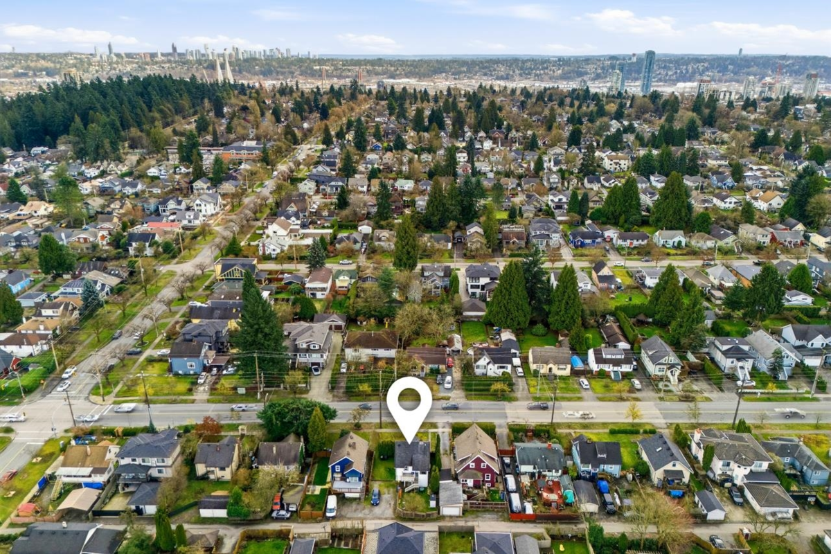 Powder Room Photo of 215 Eighth Avenue, New Westminster, BC
