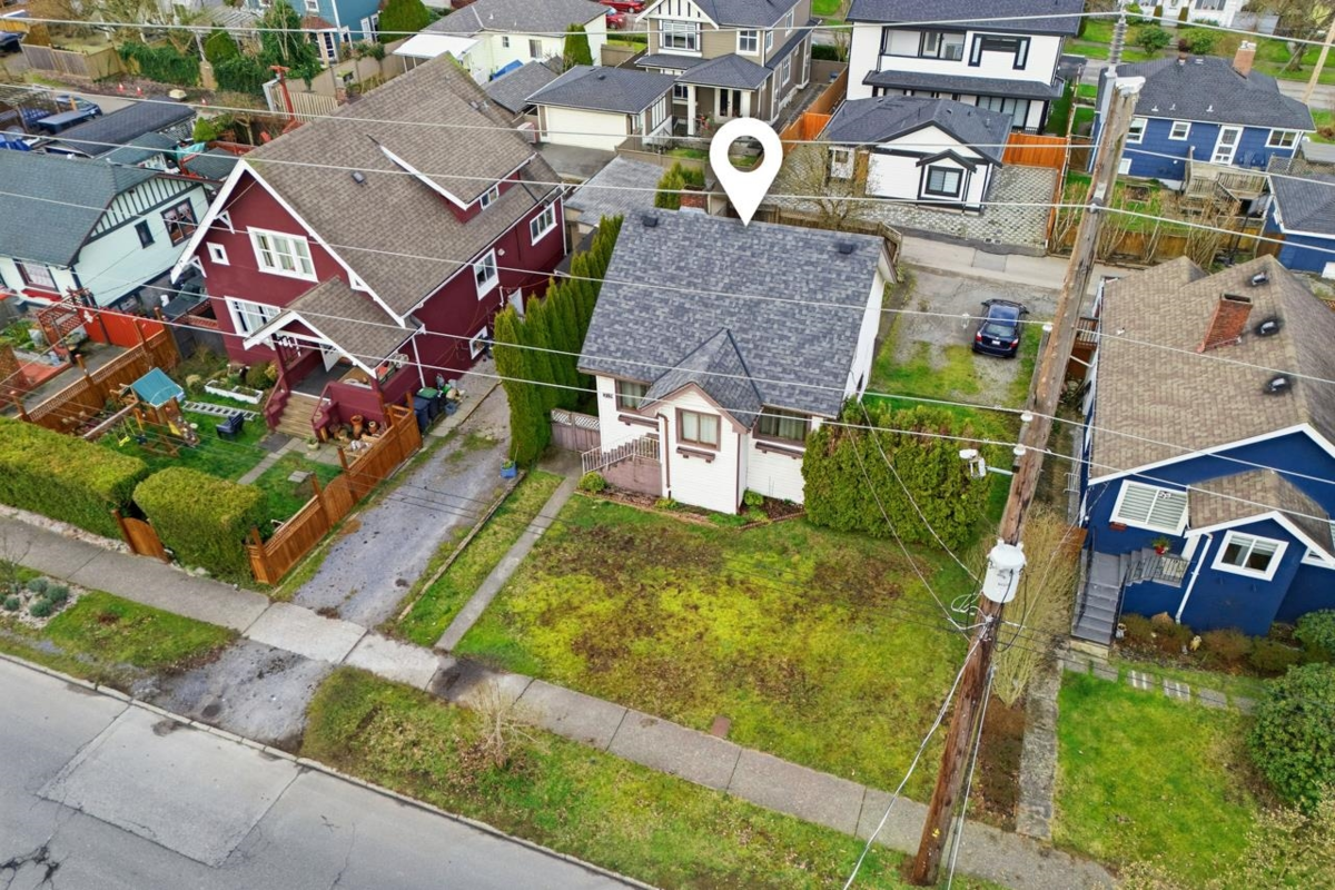 Primary Bathroom Photo of 215 Eighth Avenue, New Westminster, BC