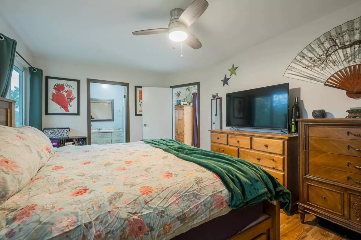 Powder Room Photo of 34587 Ferguson Avenue, Mission, BC