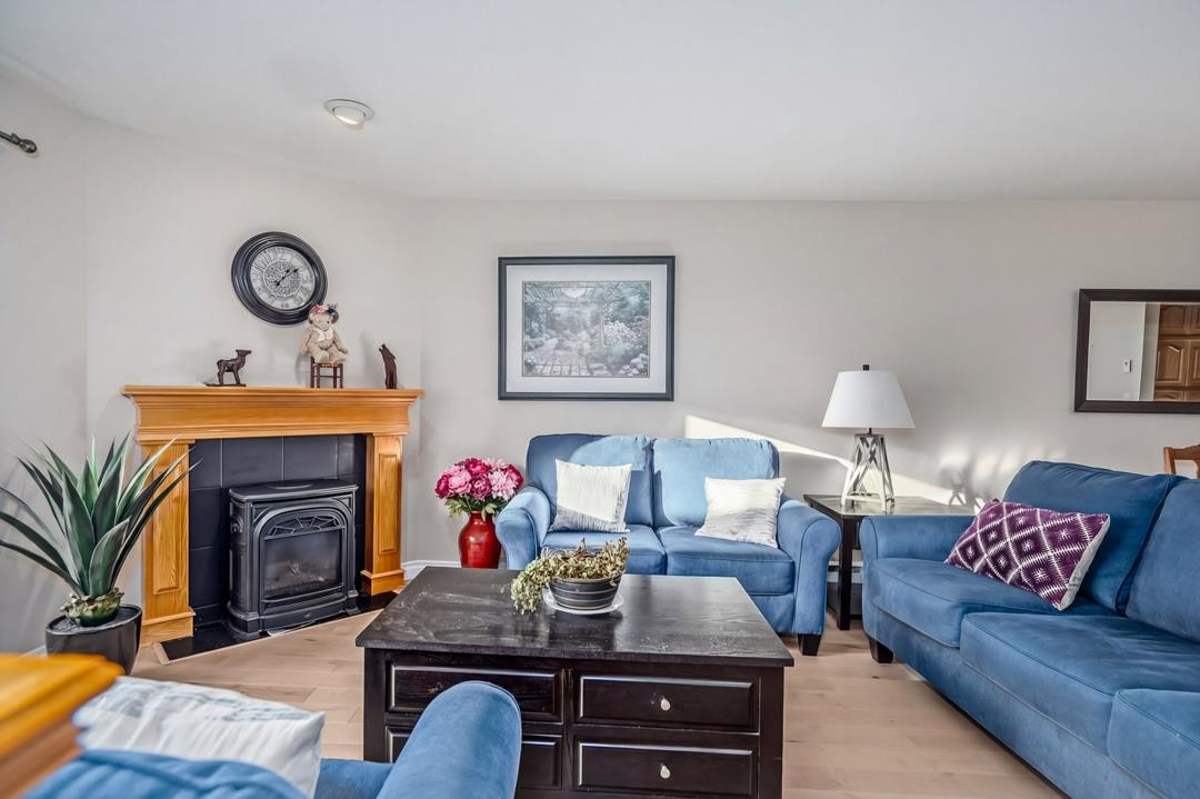 Living Room Photo of 3 32640 Murray Avenue, Abbotsford, BC