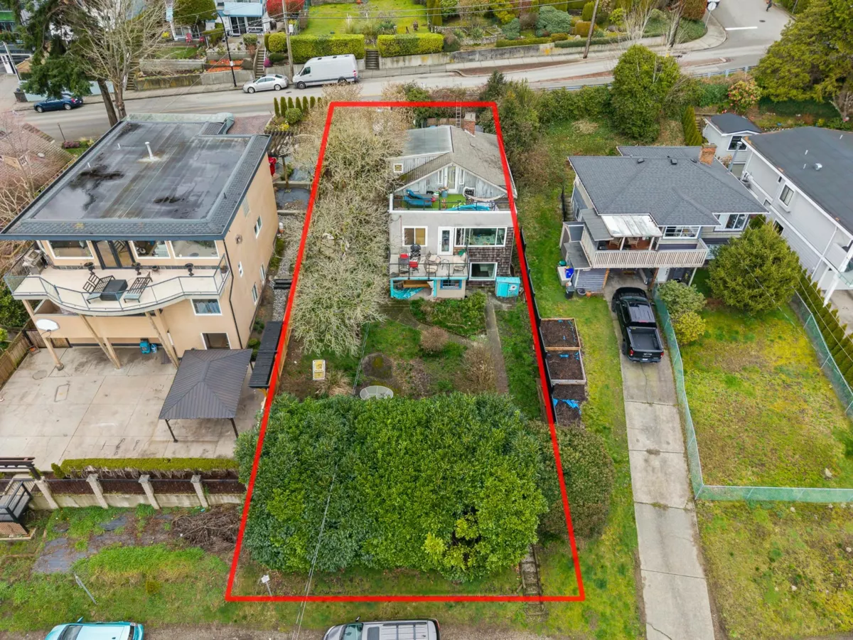 Kitchen Island Photo of 14878 Buena Vista Avenue, White Rock, BC
