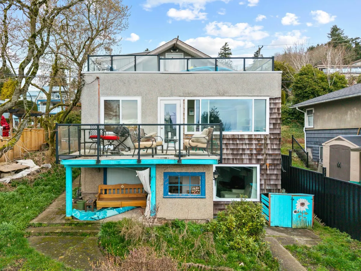 Living Room Photo of 14878 Buena Vista Avenue, White Rock, BC