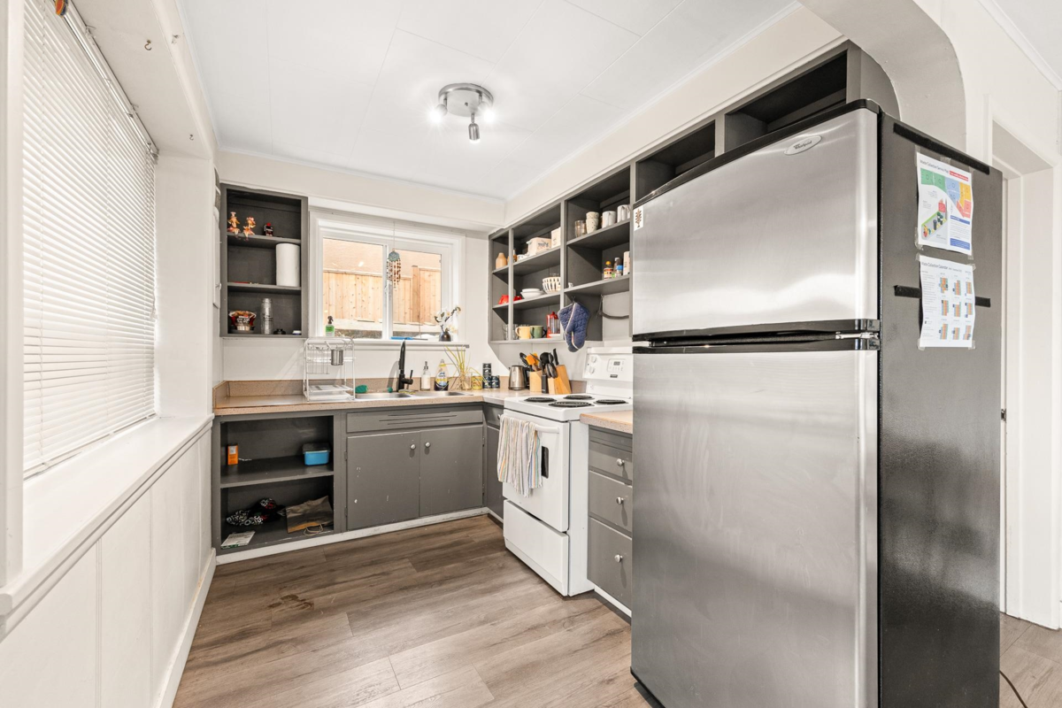 Primary Bathroom Photo of 14878 Buena Vista Avenue, White Rock, BC