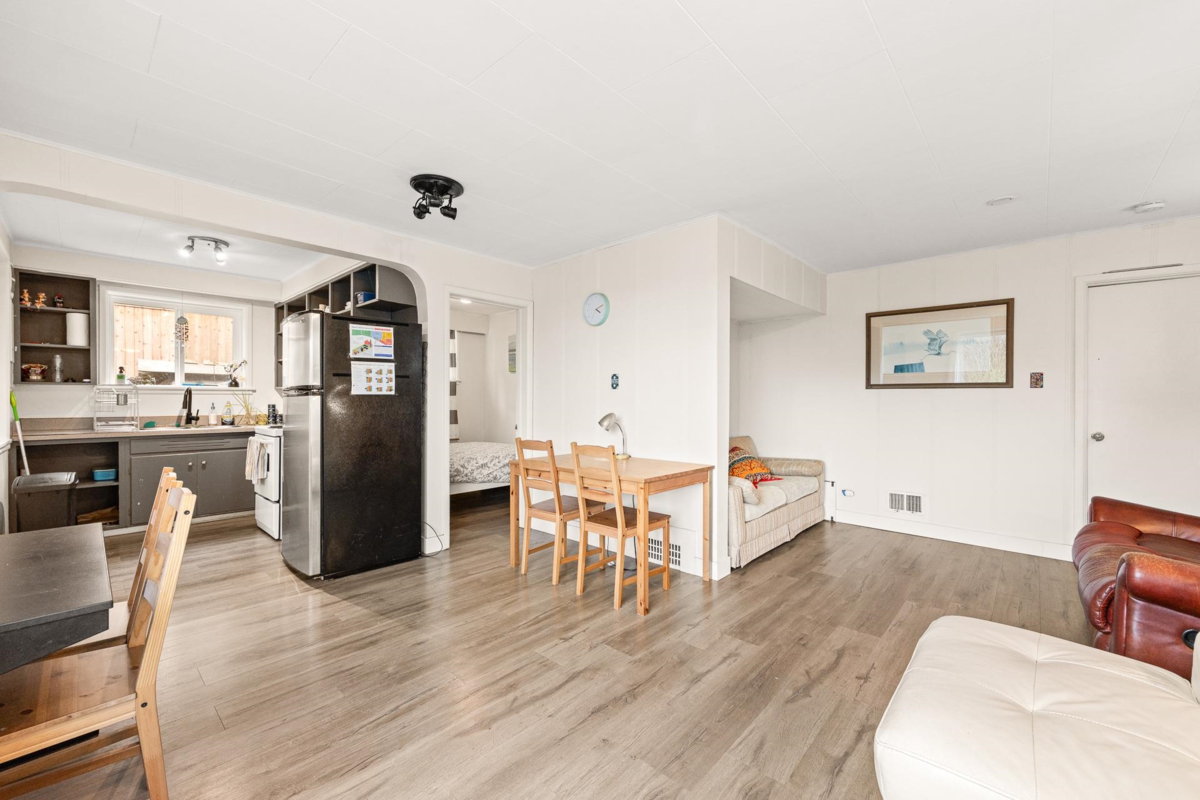 Walk-In Closet Photo of 14878 Buena Vista Avenue, White Rock, BC