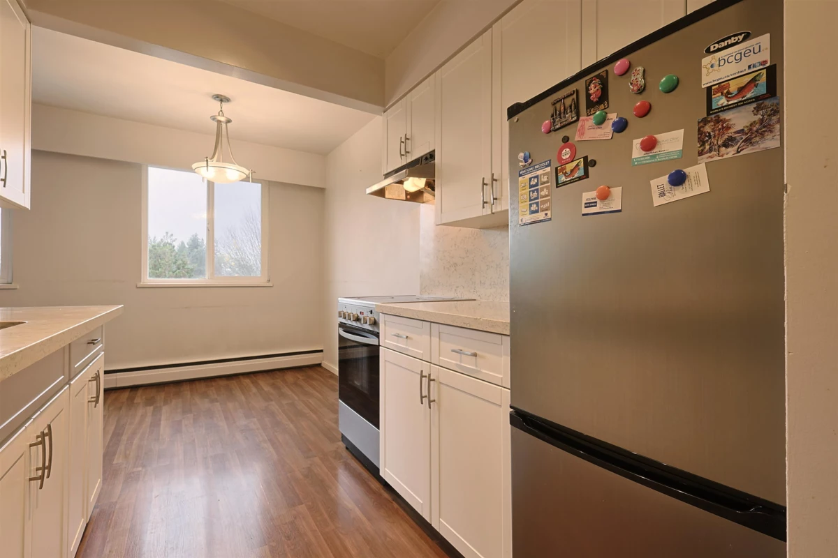Kitchen Island Photo of 502 1750 Esquimalt Avenue, West Vancouver, BC