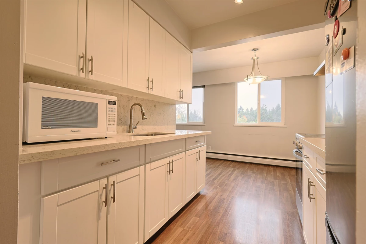Kitchen Photo of 502 1750 Esquimalt Avenue, West Vancouver, BC