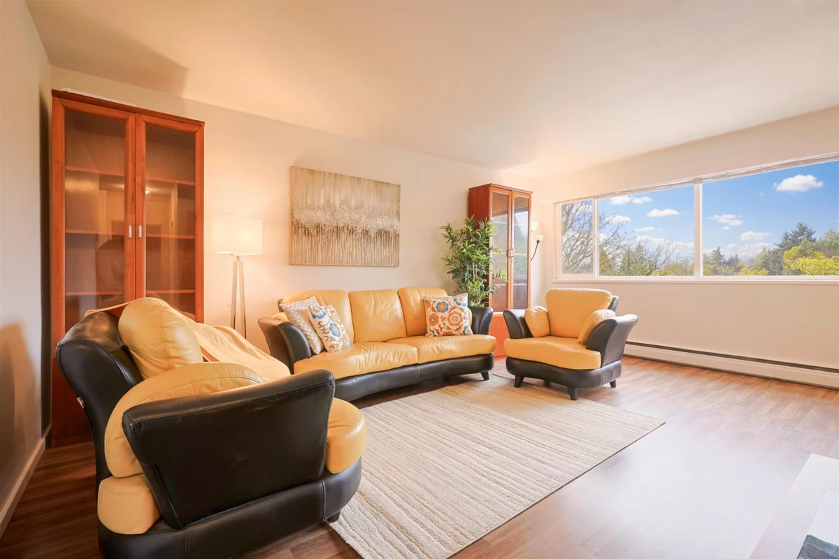 Living Room Photo of 502 1750 Esquimalt Avenue, West Vancouver, BC