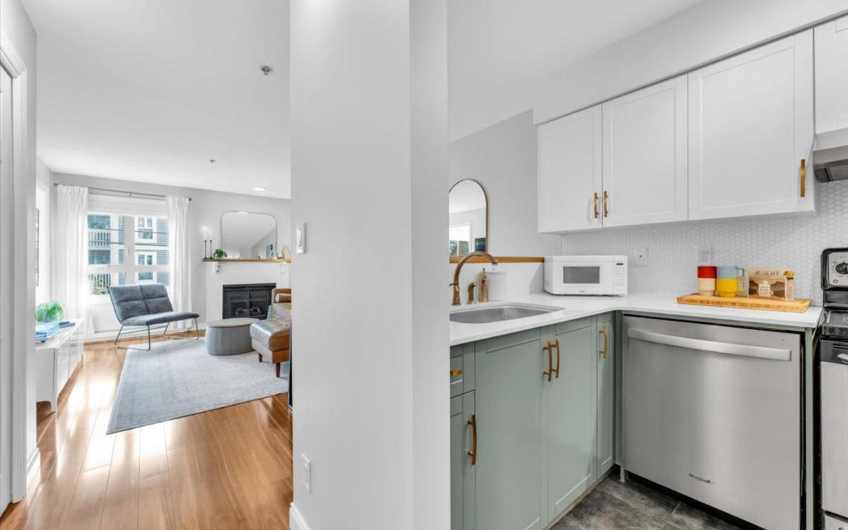 Primary Bathroom Photo of 208 1516 E 1st Avenue, Vancouver, BC