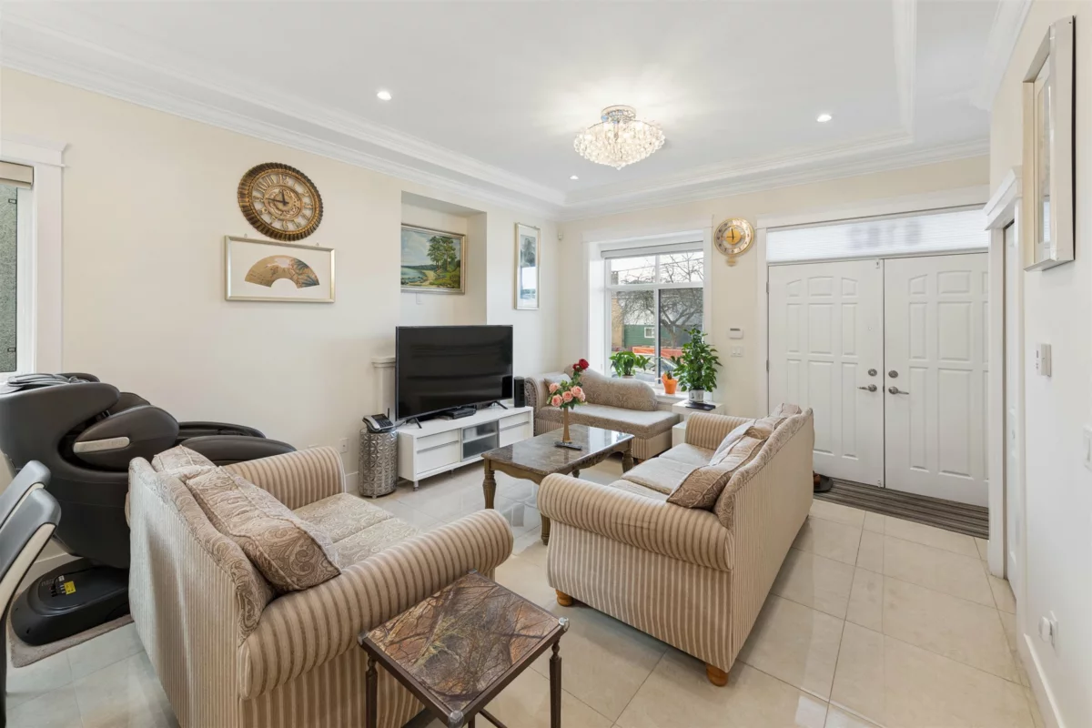 Breakfast Nook Photo of 6182 Commercial Street, Vancouver, BC