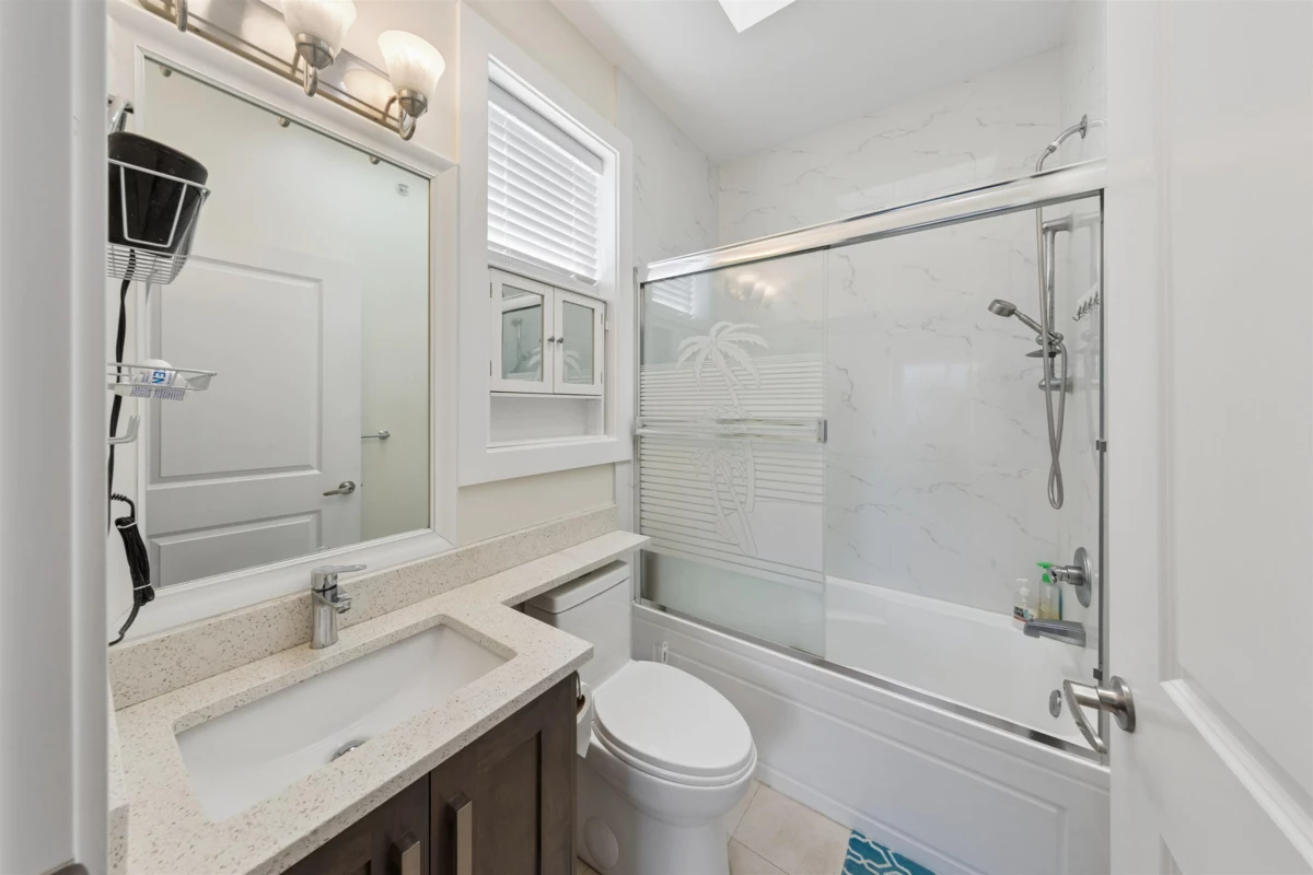 Entry Foyer Photo of 6182 Commercial Street, Vancouver, BC