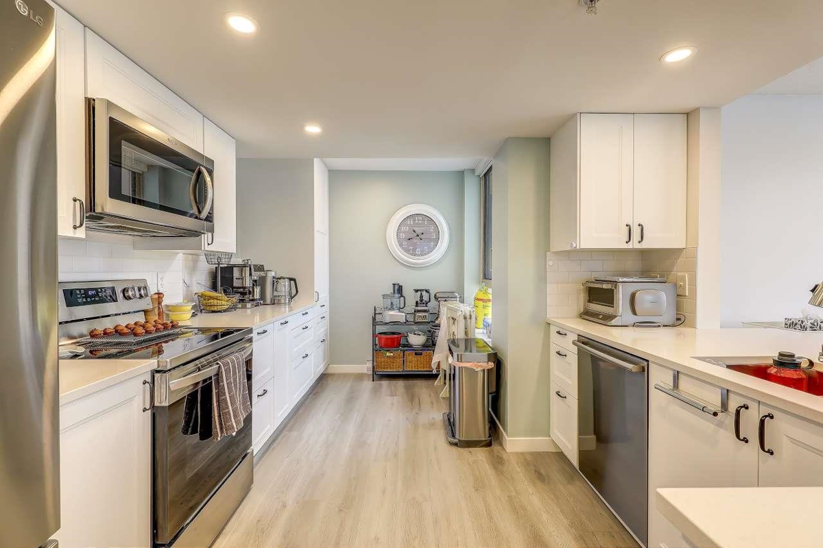 Kitchen Island Photo of 1306 1196 Pipeline Road, Coquitlam, BC