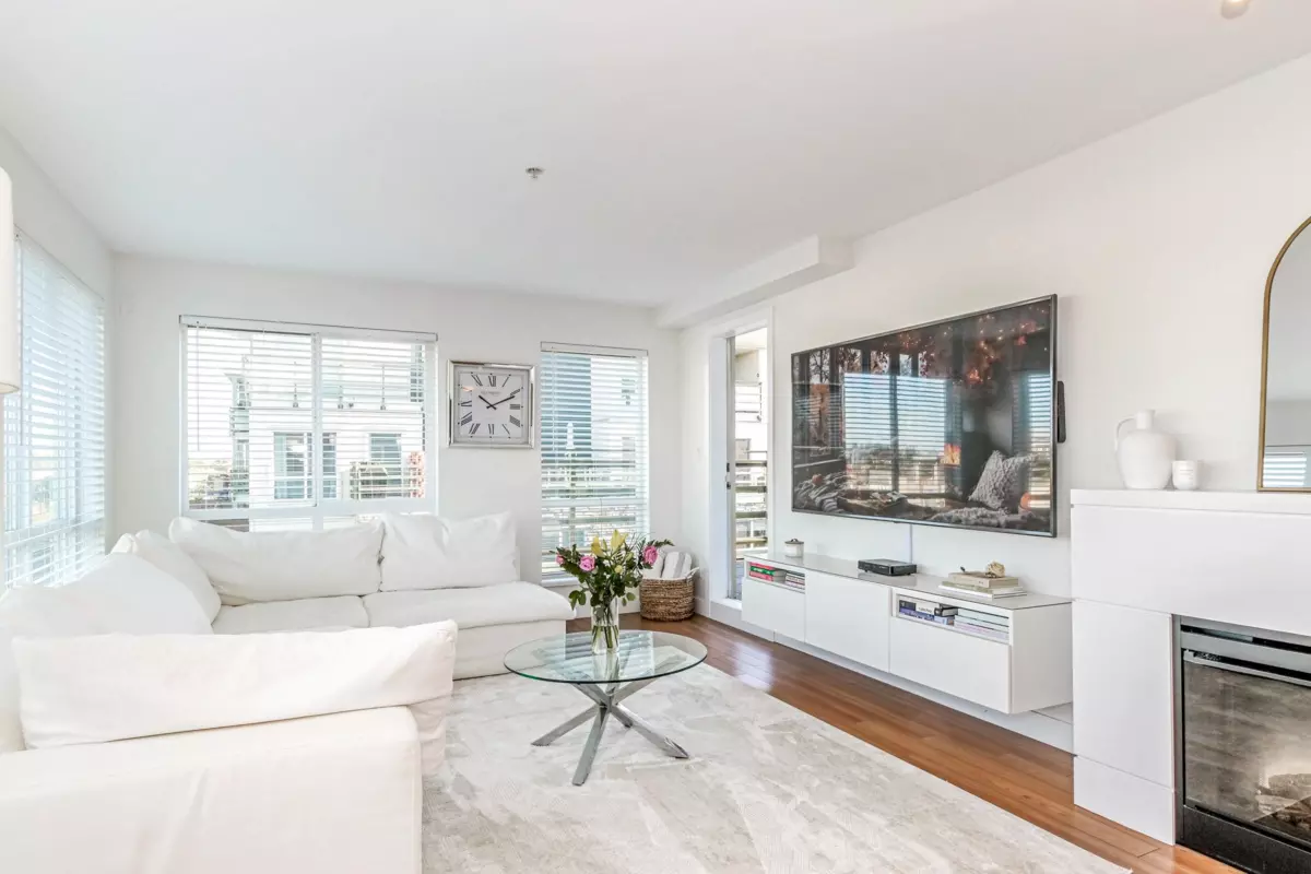 Family Room Photo of 311 15775 Croydon Drive, Surrey, BC