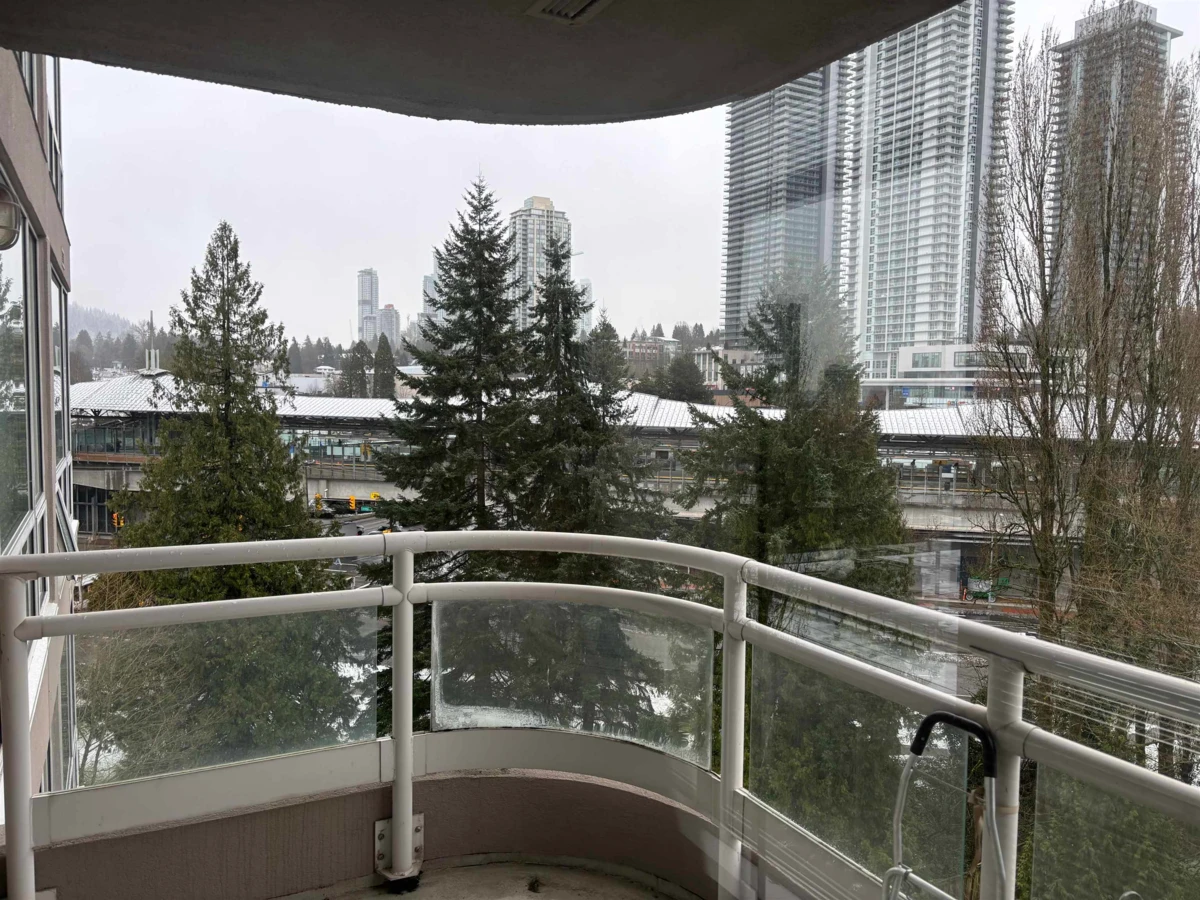 Living Room Photo of 1007 9633 Manchester Drive, Burnaby, BC