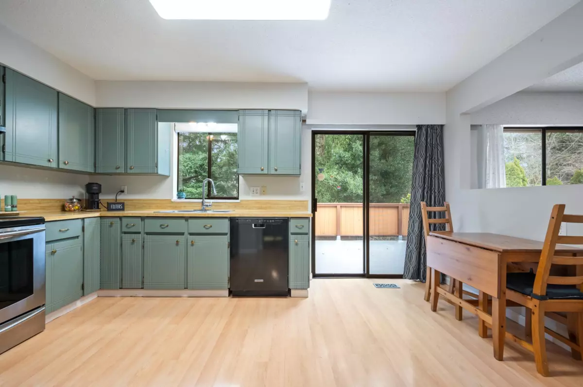 Dining Area Photo of 1505 134a Street, Surrey, BC