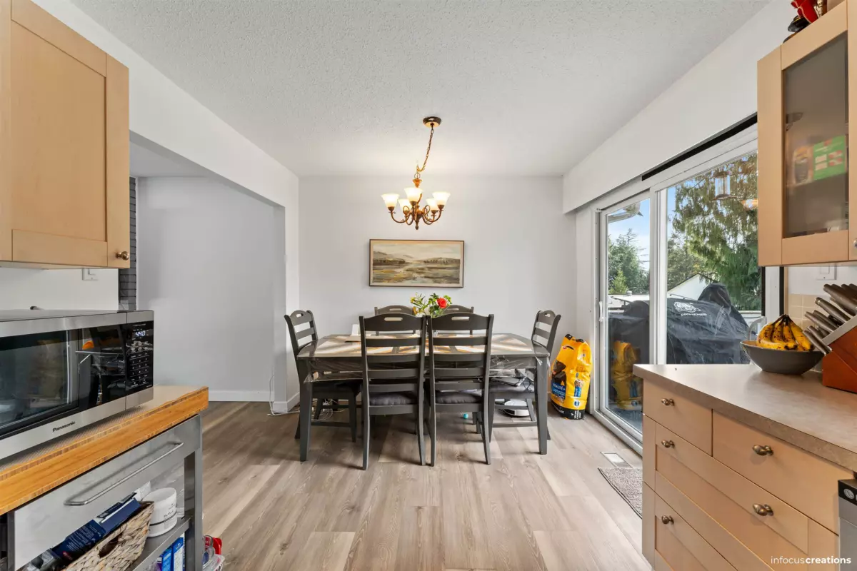 Living Room Photo of 7961 Tanager Street, Mission, BC