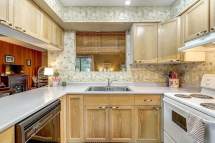 Breakfast Nook Photo of 15584 98 Avenue, Surrey, BC
