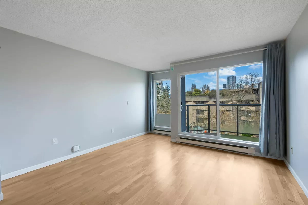 Dining Area Photo of 8 1355 W 4th Avenue, Vancouver, BC