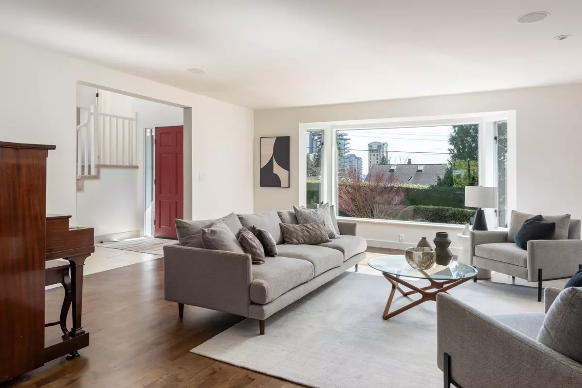 Living Room Photo of 2323 Inglewood Avenue, West Vancouver, BC