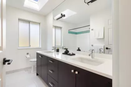 Hallway Photo of 2323 Inglewood Avenue, West Vancouver, BC