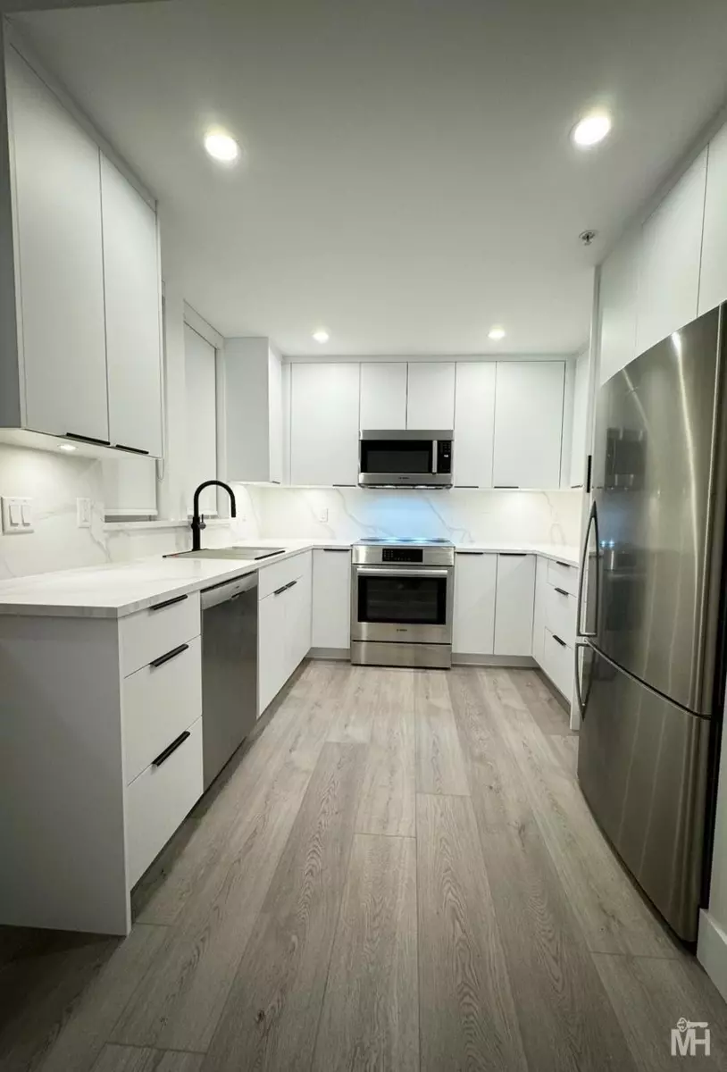 Dining Area Photo of 111 15392 16a Avenue, Surrey, BC