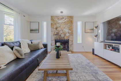 Entry Foyer Photo of 20180 Wanstead Street, Maple Ridge, BC