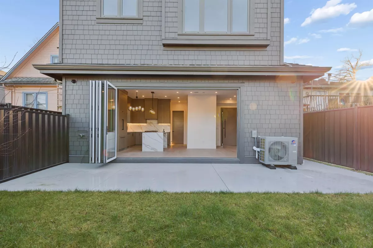 Family Room Photo of 2 847 E 10 Avenue, Vancouver, BC