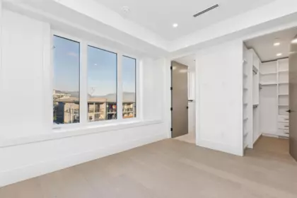 Entry Foyer Photo of 2 847 E 10 Avenue, Vancouver, BC