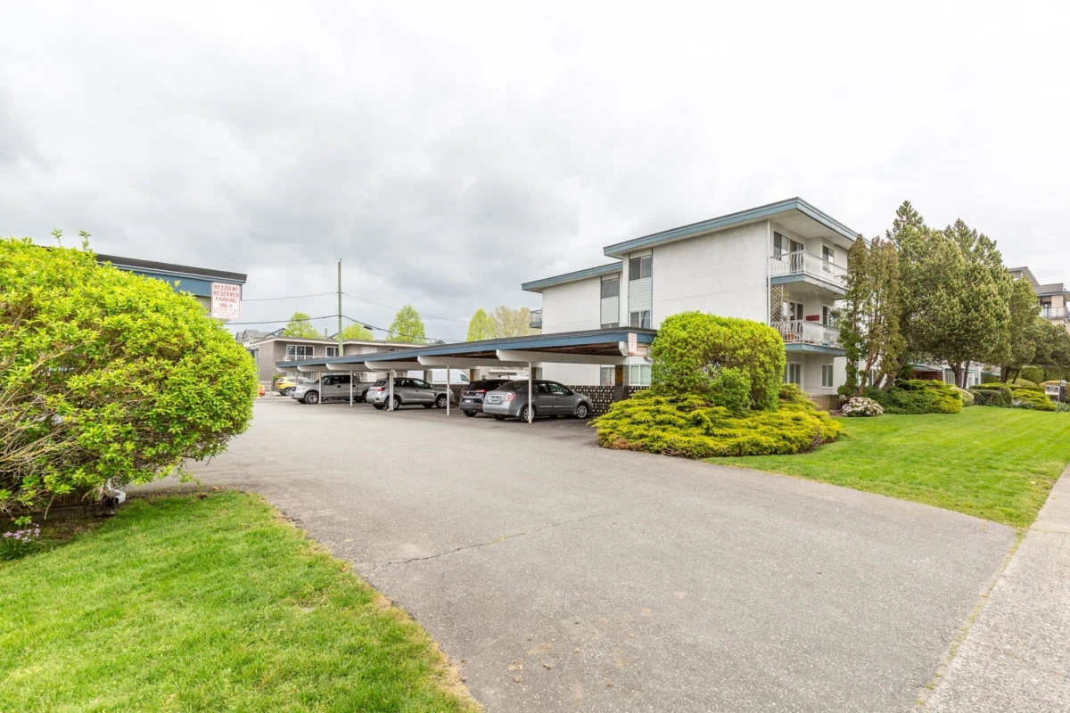 Family Room Photo of 321 17707 57a Avenue, Surrey, BC