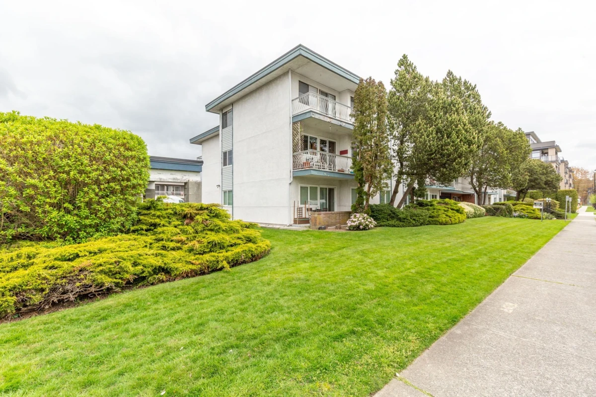 Living Room Photo of 321 17707 57a Avenue, Surrey, BC