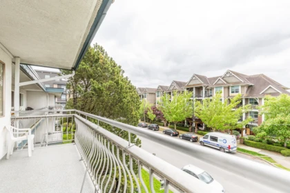 Front Yard Photo of 321 17707 57a Avenue, Surrey, BC