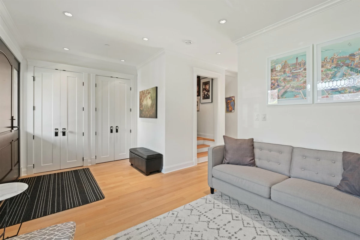 Family Room Photo of 1008 E 14th Avenue, Vancouver, BC