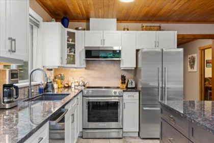 Kitchen Photo of 14865 Parkhill Boulevard, Sunshine Valley, BC