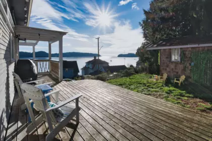 Entry Foyer Photo of 811 Marine Drive, Gibsons, BC