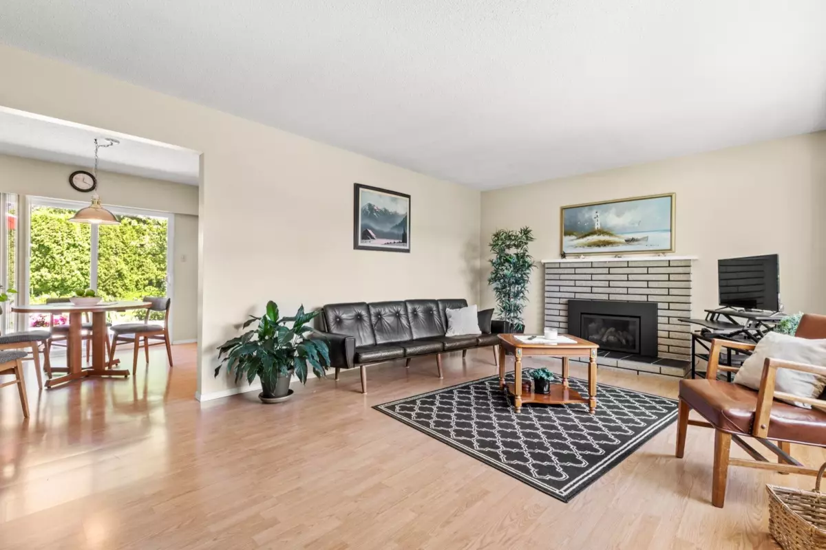 Living Room Photo of 15817 Goggs Avenue, White Rock, BC