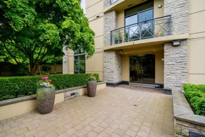 Front Yard Photo of 603 15445 Vine Avenue, White Rock, BC