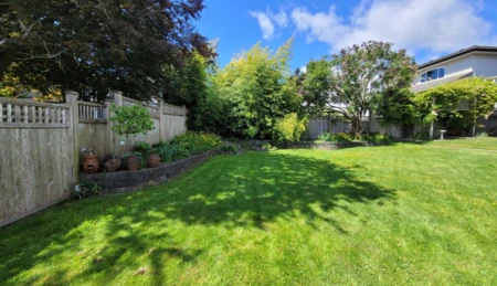 Backyard Photo of 15974 Buena Vista Avenue, White Rock, BC