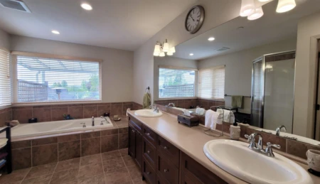 Laundry Room Photo of 15974 Buena Vista Avenue, White Rock, BC